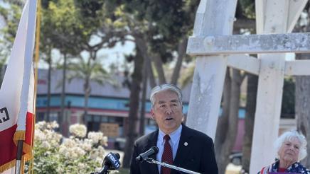Asm. Muratsuchi at podium, speaking